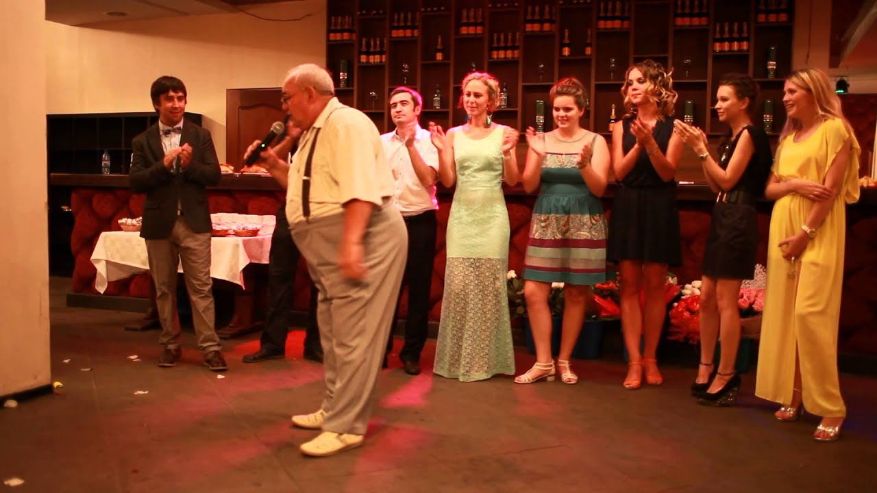 Дедушка на свадьбе внучки. Танец с дедушкой на свадьбе. Танец Деда с внучкой на свадьбе. Поздравительный танец родителей на свадьбе. Дедушка на свадьбе внучки танцует.