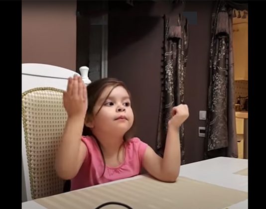 Видео дочка учит папу